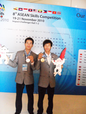Hoàng Văn Tùng (phải) giành Huy chương vàng Hội thi tay nghề khu vực ASEAN 2010. Hoàng Văn Tùng (phải) giành Huy chương vàng Hội thi tay nghề khu vực ASEAN 2010