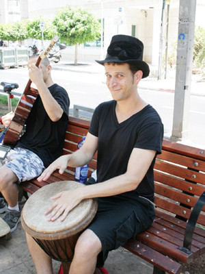 Itamar và các bạn sinh viên khác chơi nhạc trên đường phố để kiếm tiền. Ảnh: K.H. Itamar và các bạn sinh viên khác chơi nhạc trên đường phố để kiếm tiền. Ảnh: K.H