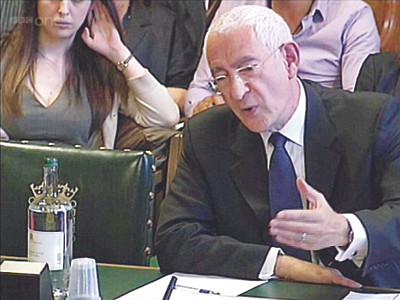 Ông David Triesman trình bày tại Hạ viện Anh về scandal phiếu bầu World Cup Ảnh: Dailymail