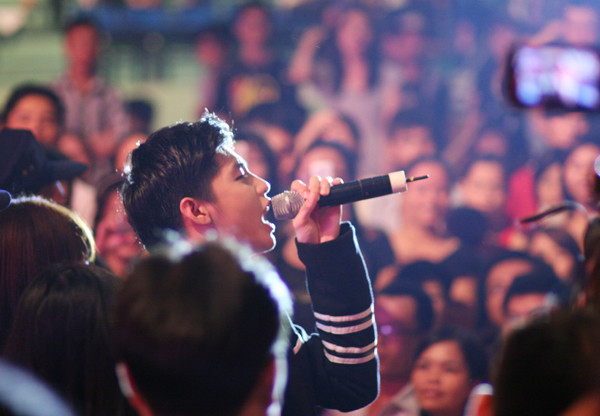 Biểu diễn giữa vòng vây khán giả