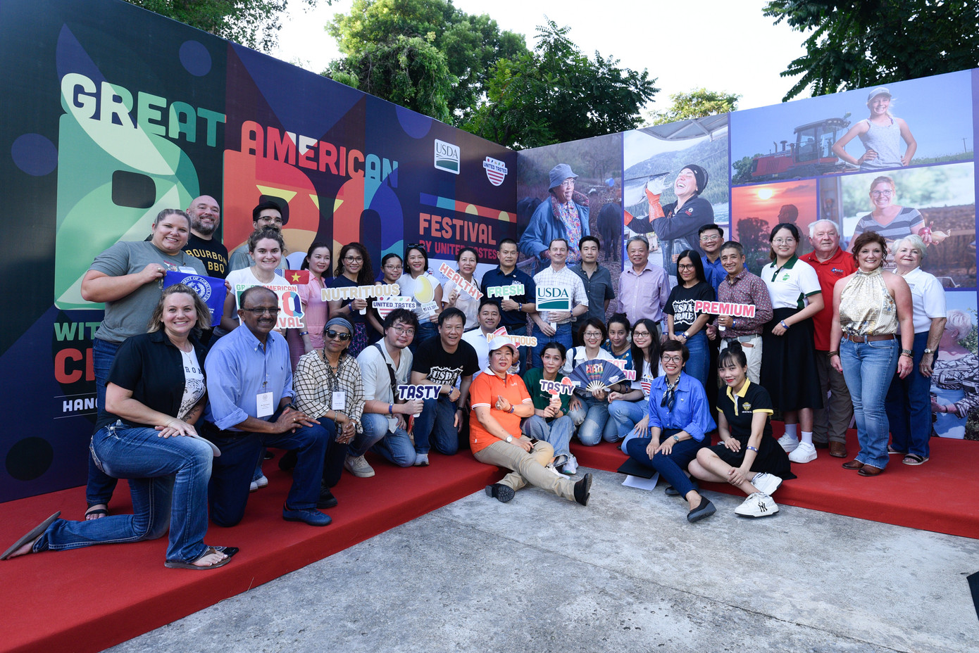 Những người tham dự lễ hội tiệc nướng mỹ vị Hoa Kỳ tối 21/9 tại Hà Nội.