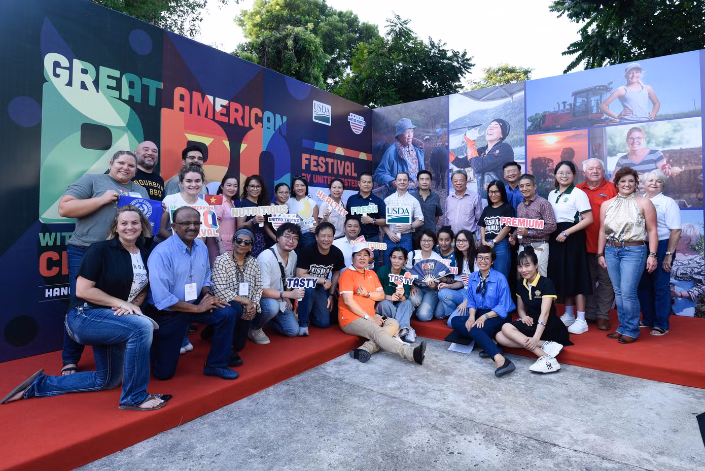 Những người tham dự lễ hội tiệc nướng mỹ vị Hoa Kỳ tối 21/9 tại Hà Nội.