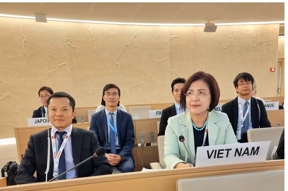 Đại sứ Lê Thị Tuyết Mai cùng các thành viên Đoàn đại biểu Việt Nam tại Phiên thảo luận của Khóa họp 54 HĐNQ, ngày 20/9/2023. (Ảnh: PV TTXVN tại Geneva)