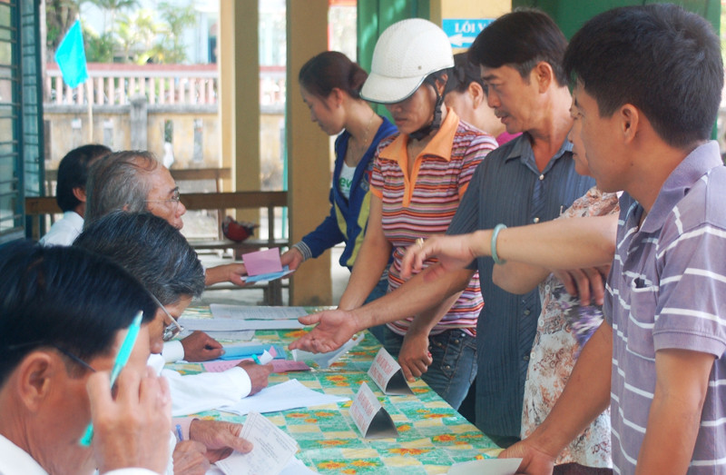 Đông đảo cử tri có mặt từ sáng sớm để chuẩn bị cho giờ bầu cử. Ảnh: Nguyễn Huy
