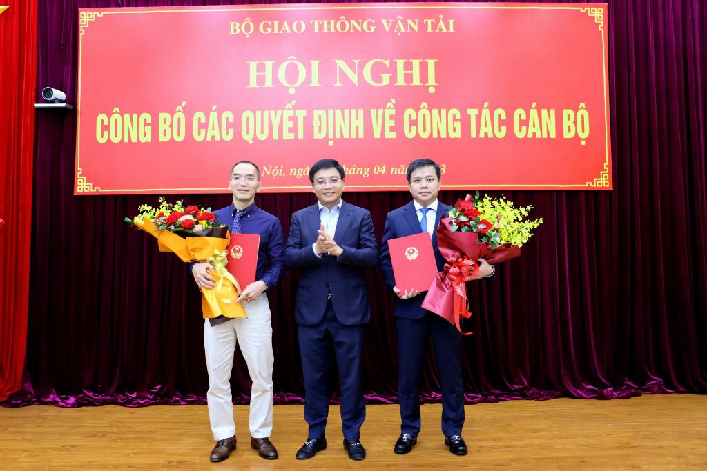 Bộ trưởng GTVT Nguyễn Văn Thắng trao quyết định cho ông Nguyên (phải) và ông Minh (Ảnh: MT).
