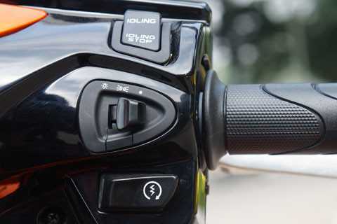 Bên phải là nút đề, bật đèn pha và nút bật/tắt chế độ Idling Stop - tự động ngắt động cơ khi dừng xe