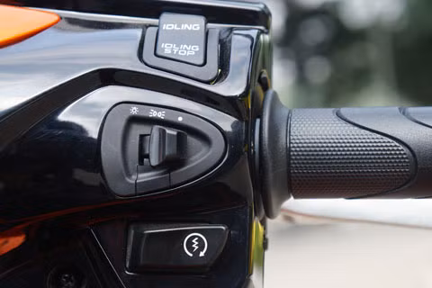 Bên phải là nút đề, bật đèn pha và nút bật/tắt chế độ Idling Stop - tự động ngắt động cơ khi dừng xe