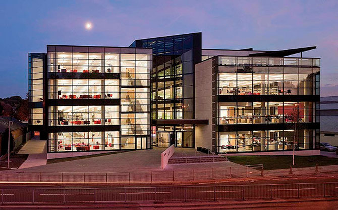 ĐH Canterbury Christ Church: 94,1% SV tìm được việc làm hoặc học cao hơn sau khi tốt nghiệp. Thành lập từ năm 1962, trường có 10.000 SV và rất tự hào với tỷ lệ SV tìm được việc làm của mình