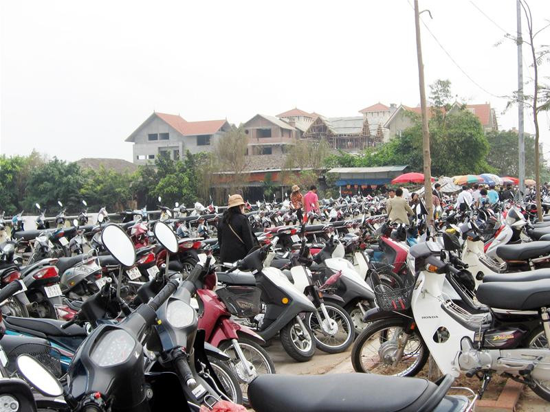 Bãi đỗ xe tại Phủ Tây Hồ không còn một chỗ trống