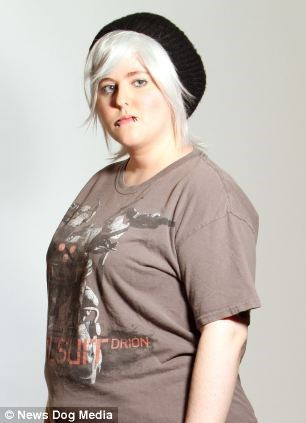  ...cũng như tủ chứa các loại đồ ăn khác nhau phục vụ 15 nhân dạng