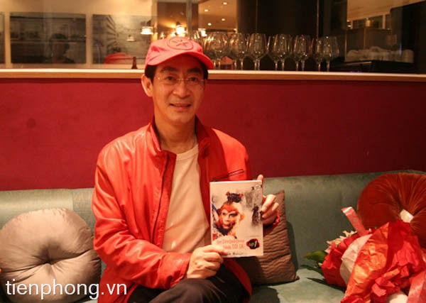 Trong chuyến thăm Việt Nam này, Lục Tiêủ Linh Đồng mang theo cuốn sách mới của mình.