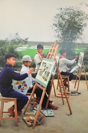 Những lớp năng khiếu hội họa vẫn được mở dưới tiếng bom rền