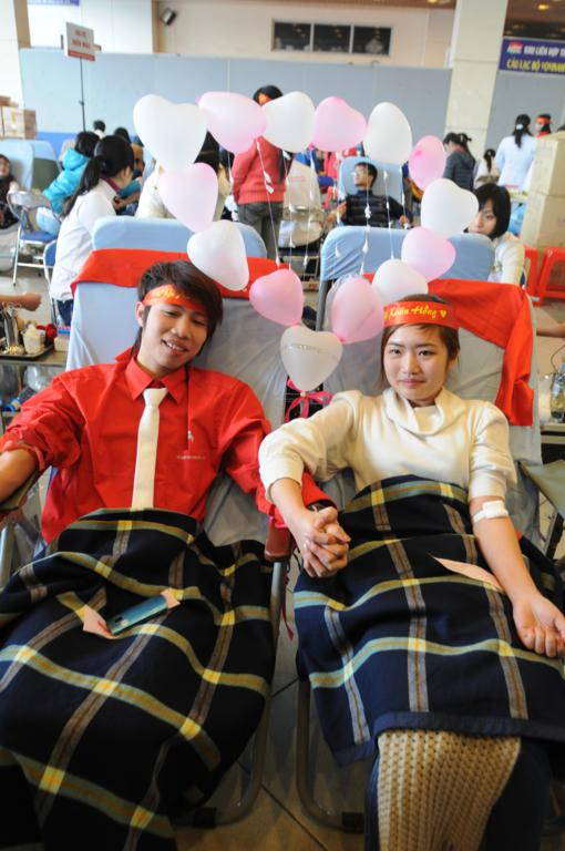 Ngồi cạnh Ngọc Hân và Nguyễn Thị Loan là các cặp tình nhân. Ngồi cạnh Ngọc Hân và Nguyễn Thị Loan là các cặp tình nhân