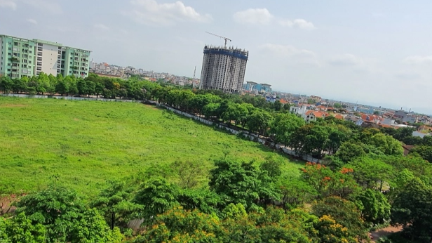 Nhiều ô đất tại các dự án trên địa bàn quận Hoàng Mai (Hà Nội) của Tổng HUD chậm triển khai gây lãng phí.