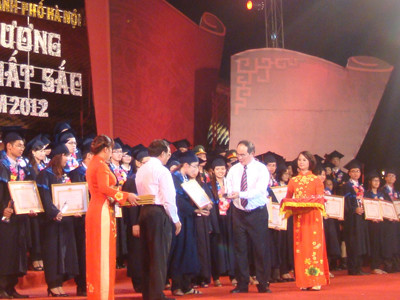 Tuyên dương thủ khoa tại Hà Nội. Ảnh: Nguyễn Hà. Tuyên dương thủ khoa tại Hà Nội. Ảnh: Nguyễn Hà