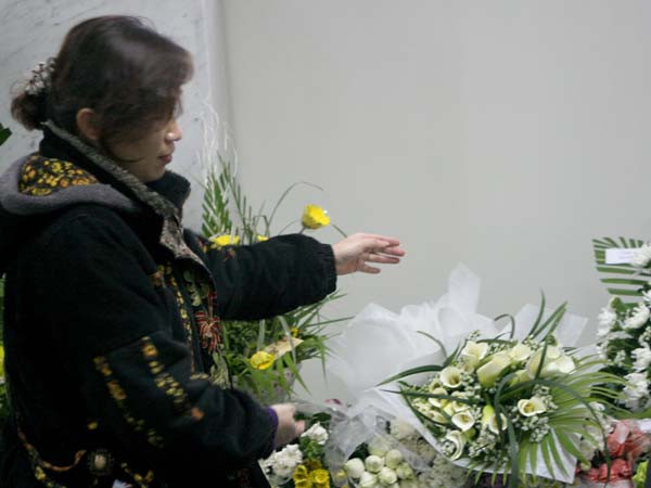 Người dân đặt hoa, tượng niệm những người quá cố