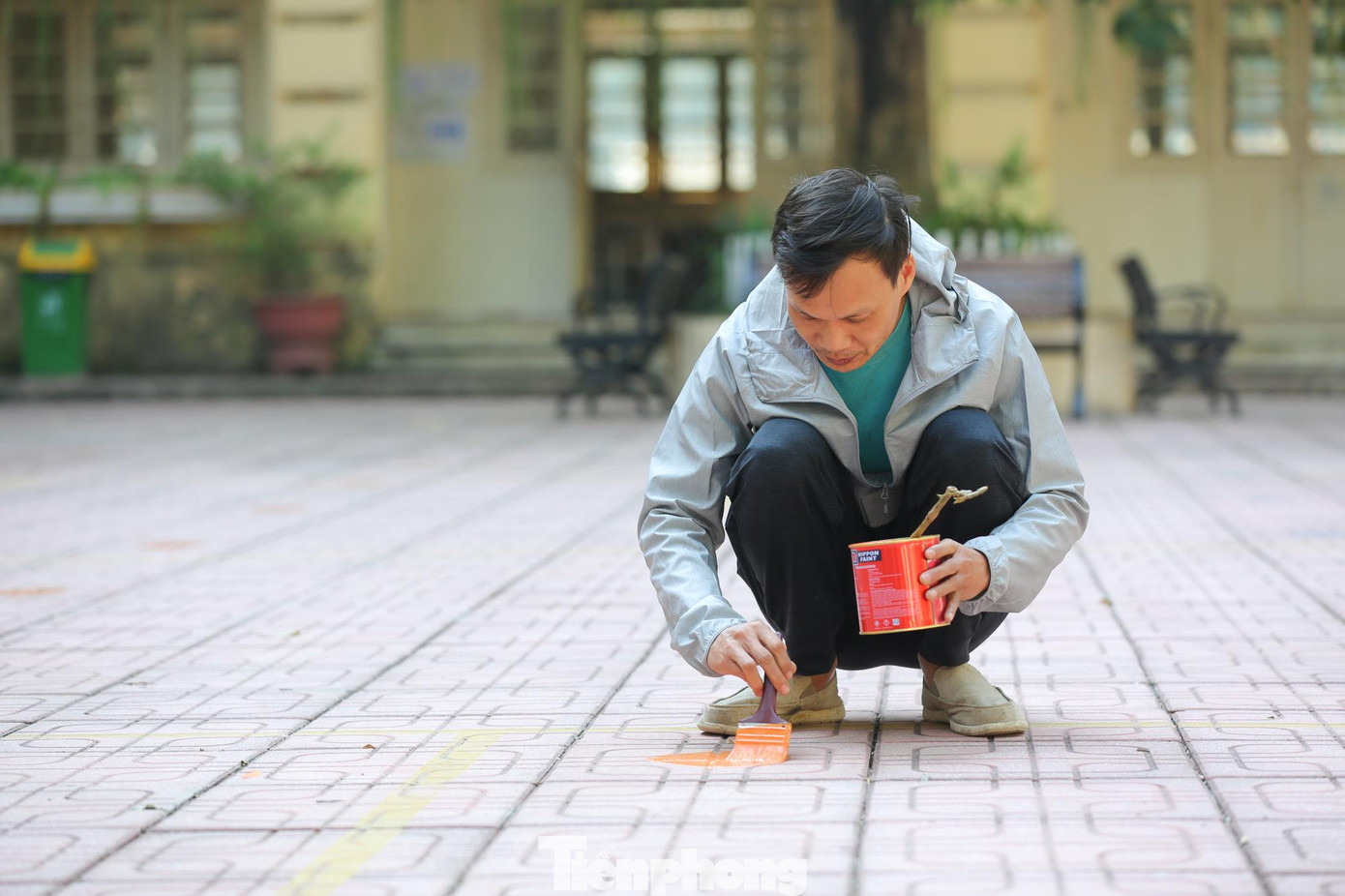 Tại sân trường, các thầy giáo tiến hành sơn kẻ vị trí để đảm bảo giãn cách phòng, chống dịch cho các bạn học sinh trong tiết thể dục. Tại sân trường, các thầy giáo tiến hành sơn kẻ vị trí để đảm bảo giãn cách phòng, chống dịch cho các bạn học sinh trong tiết thể dục.