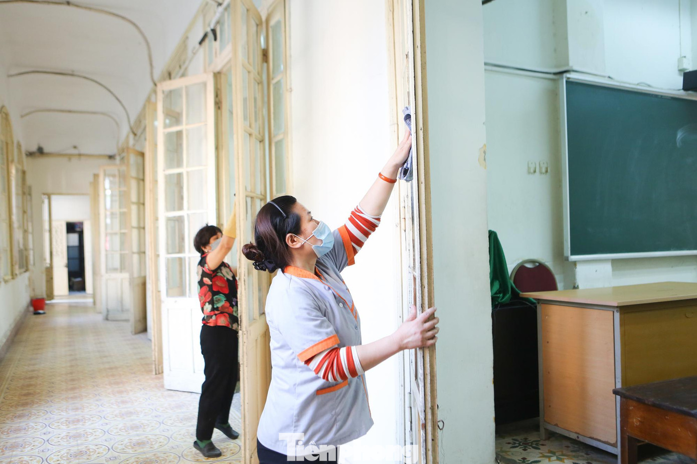 Nhà trường đã tiến hành tổng vệ sinh và khử khuẩn tất cả phòng học, sân trường, nhà vệ sinh... Nhà trường đã tiến hành tổng vệ sinh và khử khuẩn tất cả phòng học, sân trường, nhà vệ sinh...