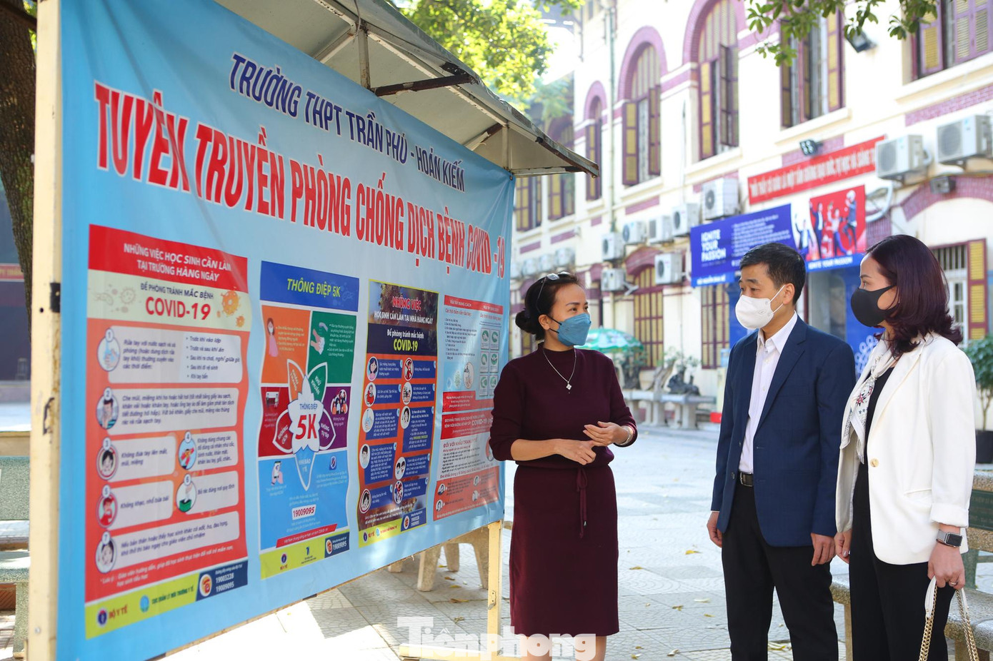 Sáng 4/12, đoàn công tác của UBND quận Hoàn Kiếm đã tới kiểm tra công tác chuẩn bị cơ sở vật chất, vệ sinh trường lớp chuẩn bị đón học sinh trở lại tại trường THPT Trần Phú - Hoàn Kiếm. Sáng 4/12, đoàn công tác của UBND quận Hoàn Kiếm đã tới kiểm tra công tác chuẩn bị cơ sở vật chất, vệ sinh trường lớp chuẩn bị đón học sinh trở lại tại trường THPT Trần Phú - Hoàn Kiếm.
