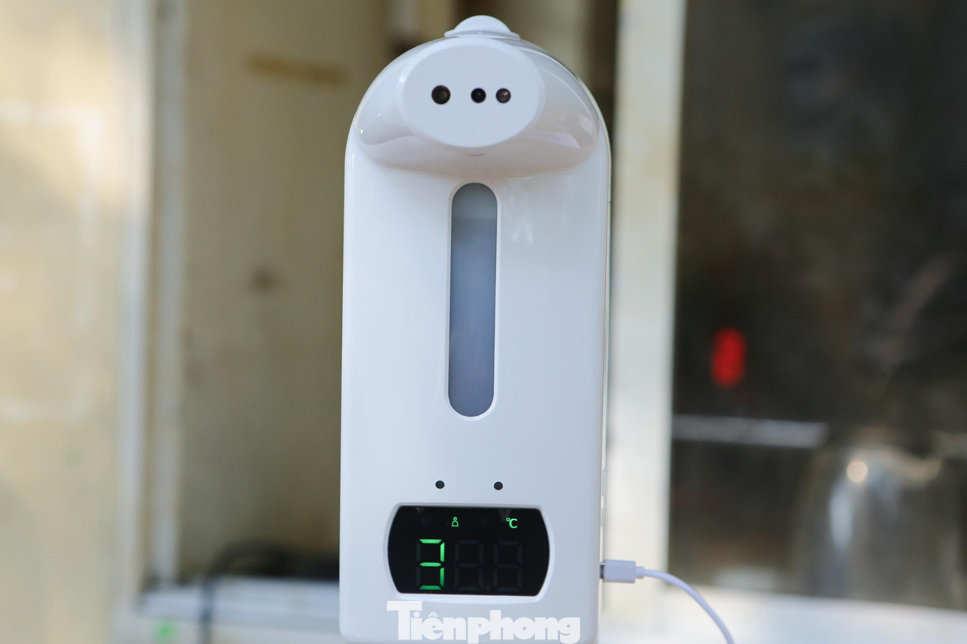 Trước đó UBND Hà Nội đã phê duyệt kế hoạch của Sở Giáo dục và Đào tạo, cho phép toàn bộ học sinh THPT tại 30 quận, huyện trở lại trường từ 6/12. Các trường mở cửa đón học sinh phải đảm bảo đáp ứng bộ tiêu chí an toàn gồm 16 điều, trong đó yêu cầu: Đảm bảo cơ sở vật chất, trang thiết bị vệ sinh môi trường, an toàn thực phẩm, y tế tại trường học; Vệ sinh, khử trùng trường, lớp, đồ dùng học tập và phương tiện đưa đón; Bổ sung kịp thời xà phòng, dung dịch sát khuẩn và các vật dụng phòng dịch cần thiết... Trước đó UBND Hà Nội đã phê duyệt kế hoạch của Sở Giáo dục và Đào tạo, cho phép toàn bộ học sinh THPT tại 30 quận, huyện trở lại trường từ 6/12. Các trường mở cửa đón học sinh phải đảm bảo đáp ứng bộ tiêu chí an toàn gồm 16 điều, trong đó yêu cầu: Đảm bảo cơ sở vật chất, trang thiết bị vệ sinh môi trường, an toàn thực phẩm, y tế tại trường học; Vệ sinh, khử trùng trường, lớp, đồ dùng học tập và phương tiện đưa đón; Bổ sung kịp thời xà phòng, dung dịch sát khuẩn và các vật dụng phòng dịch cần thiết...