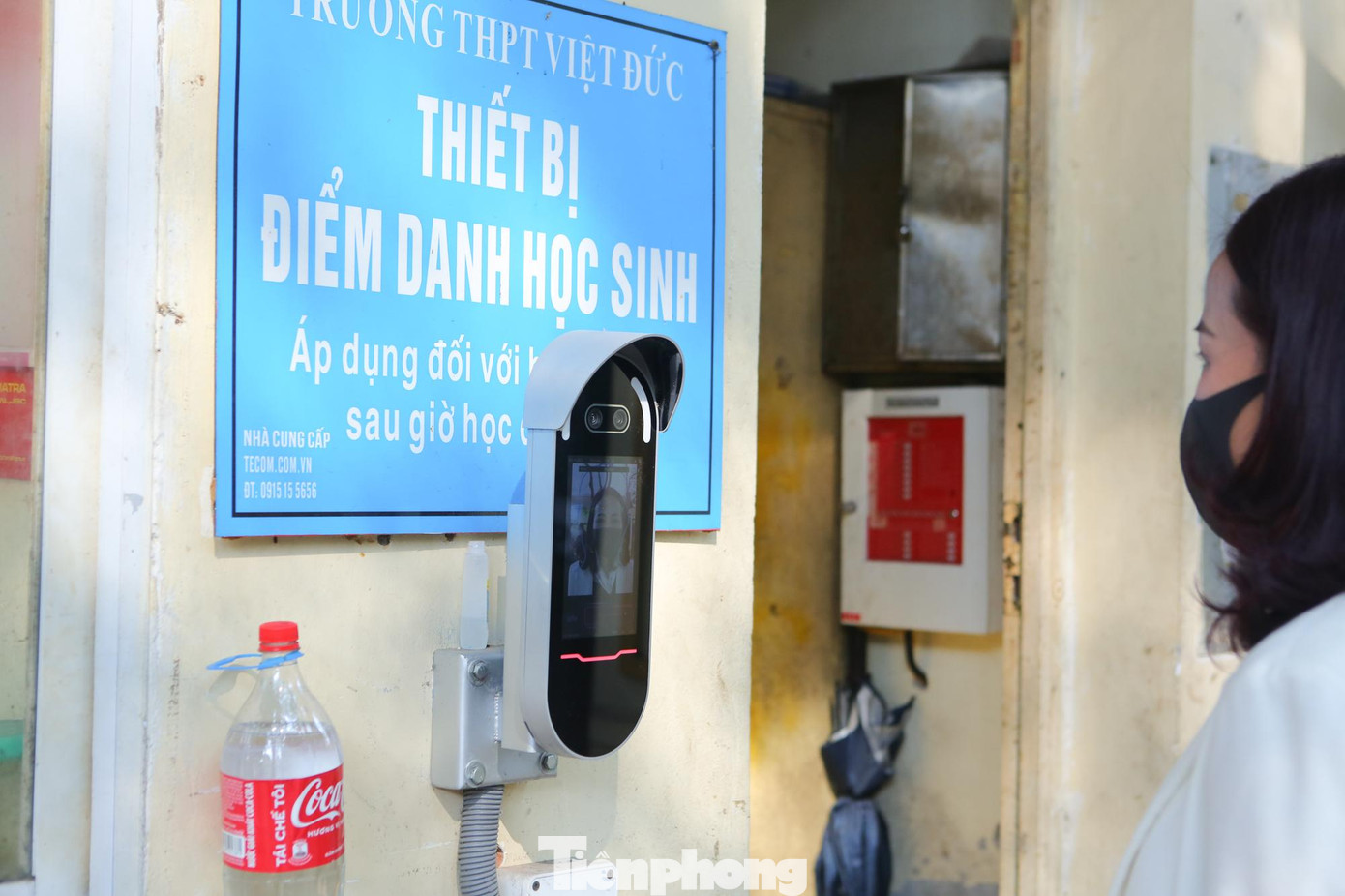 Tại trường THPT Việt Đức, trong sáng nay công tác dọn dẹp, vệ sinh cũng được tiến hành khẩn trương. Tại trường THPT Việt Đức, trong sáng nay công tác dọn dẹp, vệ sinh cũng được tiến hành khẩn trương.