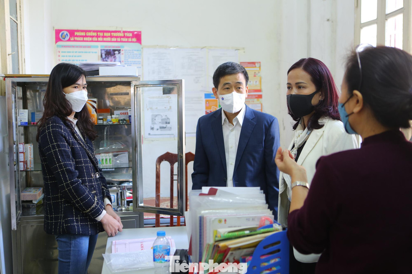 Trao đổi với lãnh đạo UBND quận Hoàn Kiếm tại phòng y tế, cô Hải Yến, hiệu trưởng nhà trường chia sẻ: "Hiện nhà trường có 2 bạn học sinh F0, 18 học sinh hiện đang ở trong vực phong toả và là F1, với những học sinh này nhà trường sẽ có phương án dạy học online theo thời khoá biểu riêng biệt". Trao đổi với lãnh đạo UBND quận Hoàn Kiếm tại phòng y tế, cô Hải Yến, hiệu trưởng nhà trường chia sẻ: "Hiện nhà trường có 2 bạn học sinh F0, 18 học sinh hiện đang ở trong vực phong toả và là F1, với những học sinh này nhà trường sẽ có phương án dạy học online theo thời khoá biểu riêng biệt".