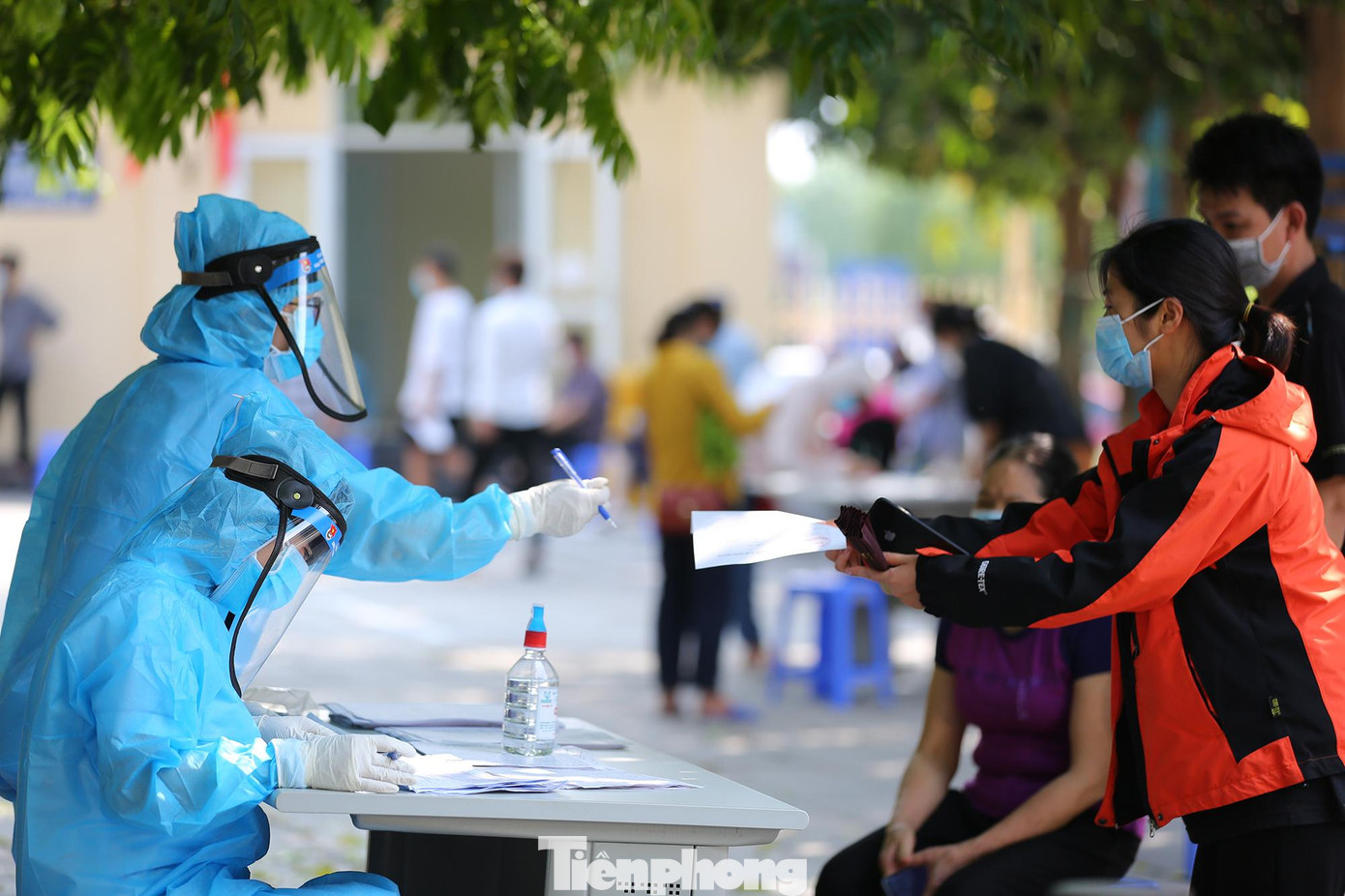 Những người dân đến lấy mẫu xét nghiệm đều được đo thân nhiệt và rửa tay sát khuẩn.