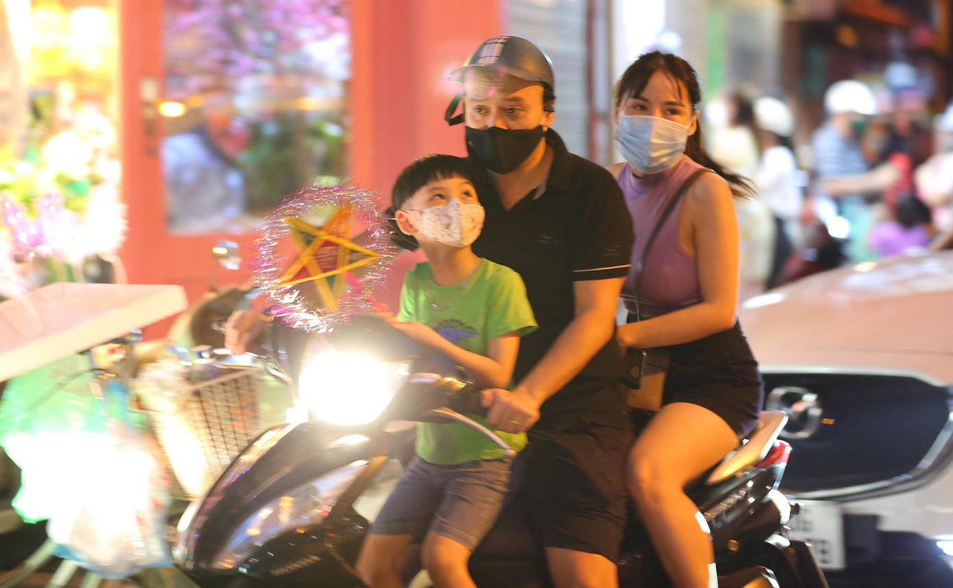 Những mặt hàng đồ chơi truyền thống như đèn ông sao được nhiều gia đình ưu tiên lựa chọn. Những mặt hàng đồ chơi truyền thống như đèn ông sao được nhiều gia đình ưu tiên lựa chọn.