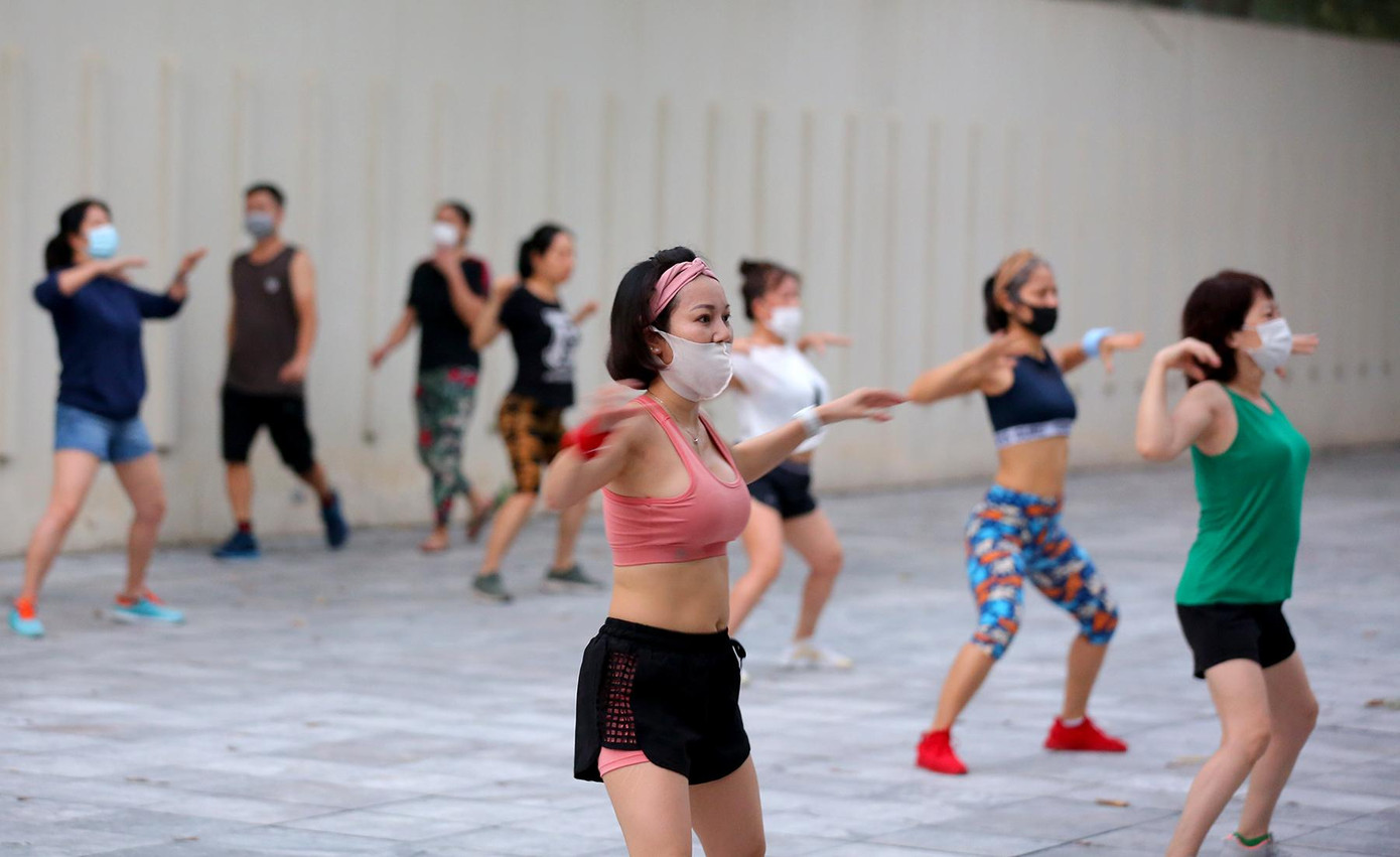 Các hoạt động đi bộ, chạy bộ, đạp xe đạp, vận động tại chỗ, nhảy... khiến không khí sôi động hơn mọi khi.