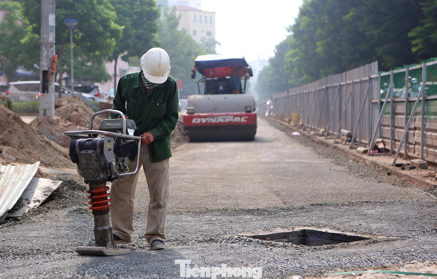 Đơn vị thi công sẽ xây dựng mới hệ thống thoát nước bên phải tuyến, chỉnh trang hệ thống cây xanh theo quy hoạch đã được phê duyệt.
