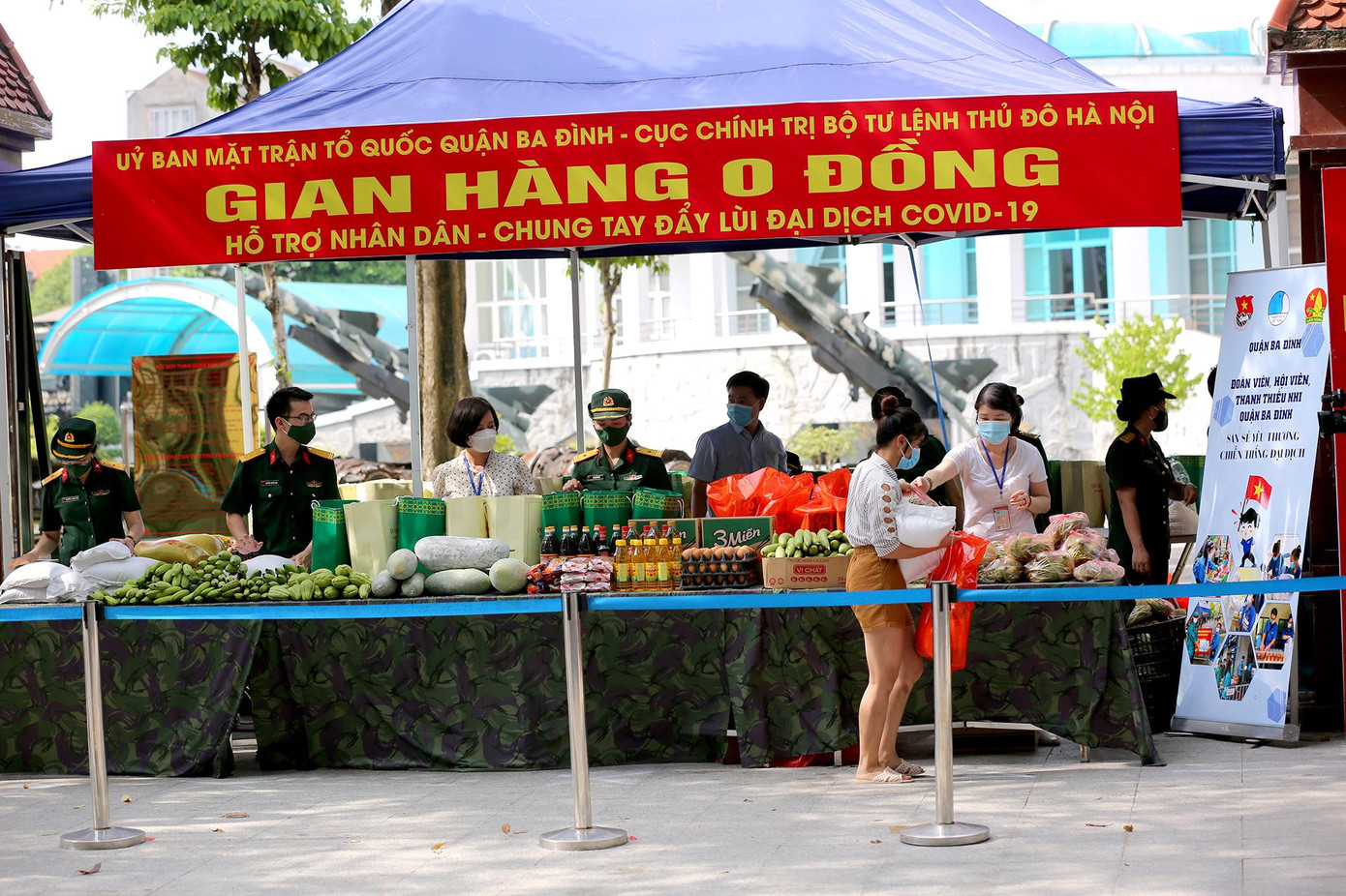 Cục Chính trị, Bộ Tư lệnh Thủ đô phối hợp với Ủy ban MTTQ Việt Nam quận Ba Đình, Công ty Điện lực Hà Nội và các nhà hảo tâm tổ chức 'Gian hàng 0 đồng' với 600 suất quà dành cho những người có hoàn cảnh khó khăn.