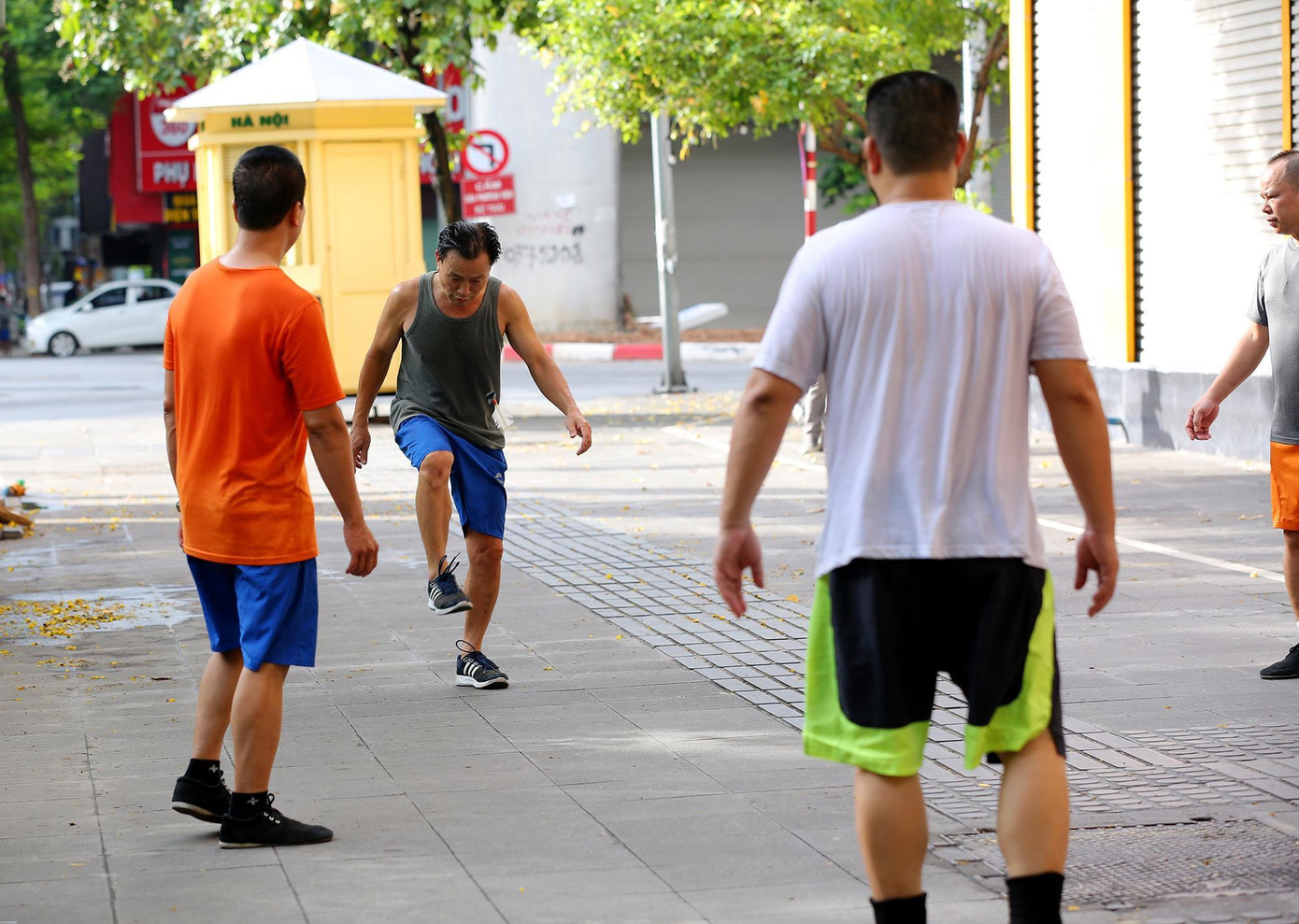 Ghi nhận sáng 26/6, tại các khu vực công cộng của Hà Nội, rất nhiều người dân Thủ đô đã ra khỏi nhà từ sáng sớm để tập thể dục. Các khu công viên, vỉa hè, bờ hồ vắng vẻ trong hơn 1 tháng qua nay đã nhộn nhịp trở lại.