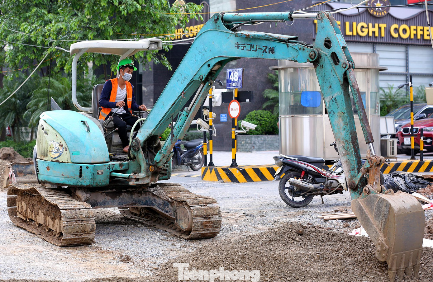 Dự án xây dựng hầm chui Lê Văn Lương hiện đang thi công phần hầm, tường chắn, hệ thống thoát nước và các hạng mục cần vượt tiến độ cho mùa mưa lũ 2021. Dự án xây dựng hầm chui Lê Văn Lương hiện đang thi công phần hầm, tường chắn, hệ thống thoát nước và các hạng mục cần vượt tiến độ cho mùa mưa lũ 2021.
