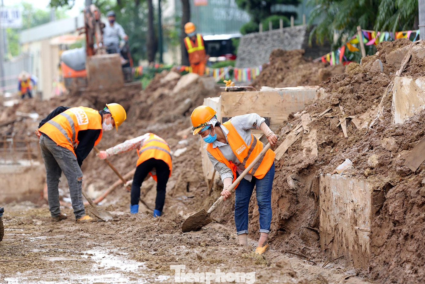 Công nhân của nhà thầu vẫn đang hối hả thi công, đẩy nhanh tiên độ. Công nhân của nhà thầu vẫn đang hối hả thi công, đẩy nhanh tiên độ.