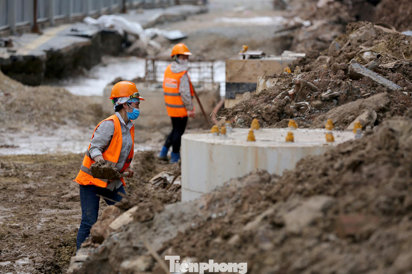 "Thi công trong đặc thù mùa dịch nên đội ngũ công nhân đều tuân thủ các quy định phòng chống dịch COVID-19 đeo khâu trang, đo thân nhiệt trước khi đi vào dự án. Đặc biệt trong quá trình thi công, công nhân giữ khoảng cách, những hạng mục khó thì chia 2 người thành 1 nhóm thi công", anh Đặng Tuấn chỉ huy trưởng công trình của nhà thầu FECON cho biết. "Thi công trong đặc thù mùa dịch nên đội ngũ công nhân đều tuân thủ các quy định phòng chống dịch COVID-19 đeo khâu trang, đo thân nhiệt trước khi đi vào dự án. Đặc biệt trong quá trình thi công, công nhân giữ khoảng cách, những hạng mục khó thì chia 2 người thành 1 nhóm thi công", anh Đặng Tuấn chỉ huy trưởng công trình của nhà thầu FECON cho biết.