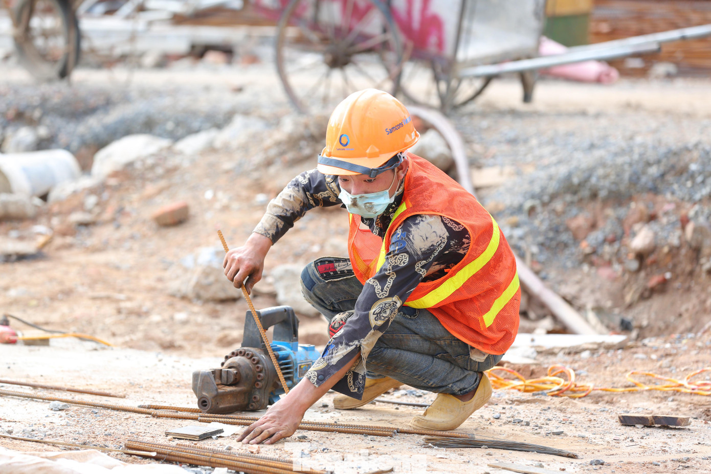 Dự án có nhiều hạng mục hạ ngầm nằm sâu dưới lòng đất, thi công rất phức tạp, nên chúng tôi tranh thủ khi thời tiết nắng khô để đẩy nhanh tiến độ". Dự án có nhiều hạng mục hạ ngầm nằm sâu dưới lòng đất, thi công rất phức tạp, nên chúng tôi tranh thủ khi thời tiết nắng khô để đẩy nhanh tiến độ".