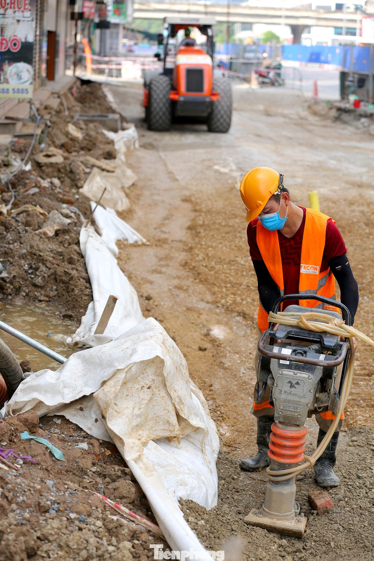Công trường thi công hầm chui hiện đang triển khai 3 mũi thi công, với 38 cán bộ, công nhân hoạt động ngày đêm. Công trường thi công hầm chui hiện đang triển khai 3 mũi thi công, với 38 cán bộ, công nhân hoạt động ngày đêm.