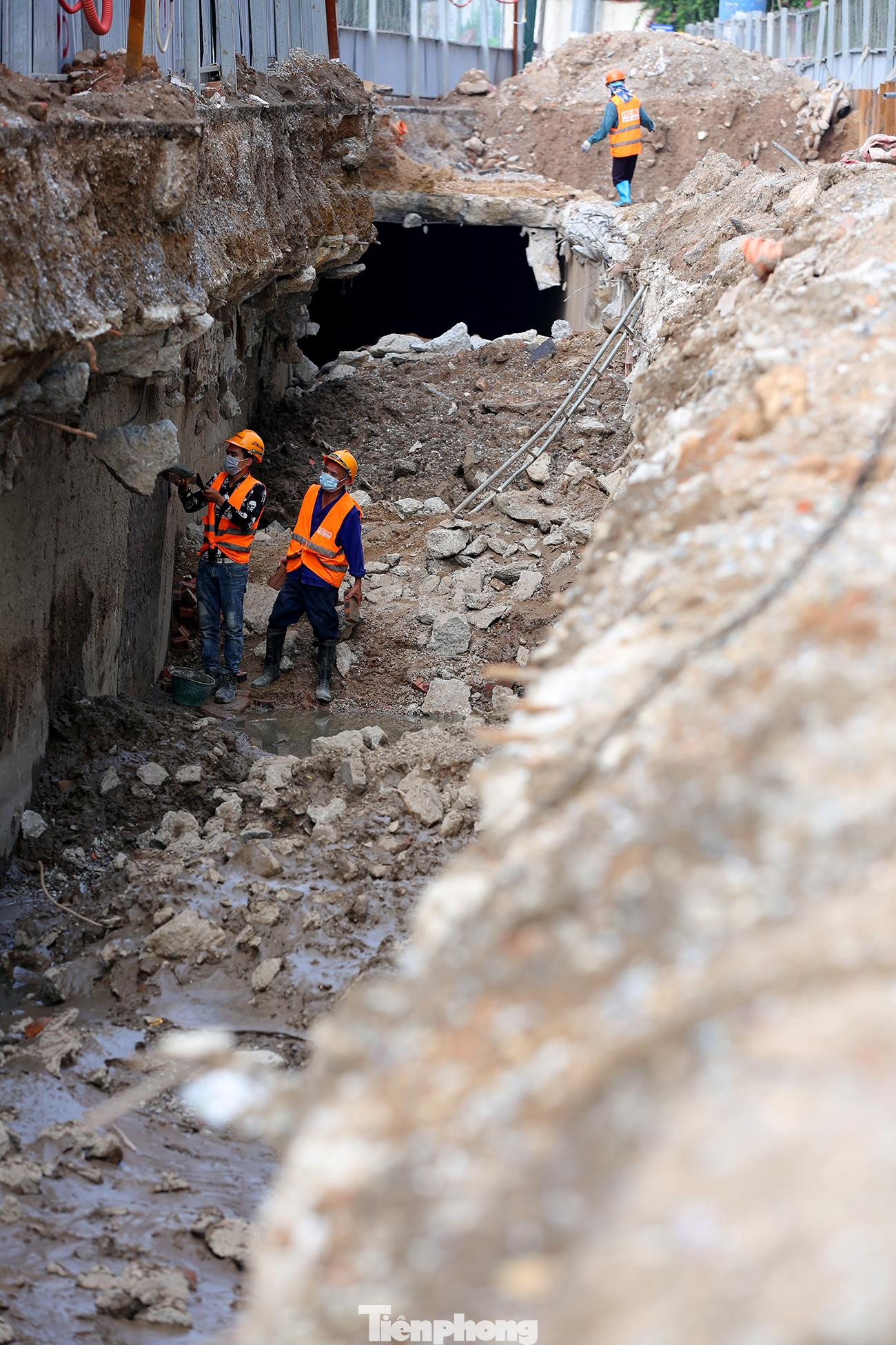 Hầm chui được xây dựng trục thông hướng đường Lê Văn Lương, đi ngầm qua nút giao Khuất Duy Tiến – Tố Hữu, có tổng chiều dài hầm và gờ chắn hai đầu là 475m. Hầm chui được xây dựng trục thông hướng đường Lê Văn Lương, đi ngầm qua nút giao Khuất Duy Tiến – Tố Hữu, có tổng chiều dài hầm và gờ chắn hai đầu là 475m.