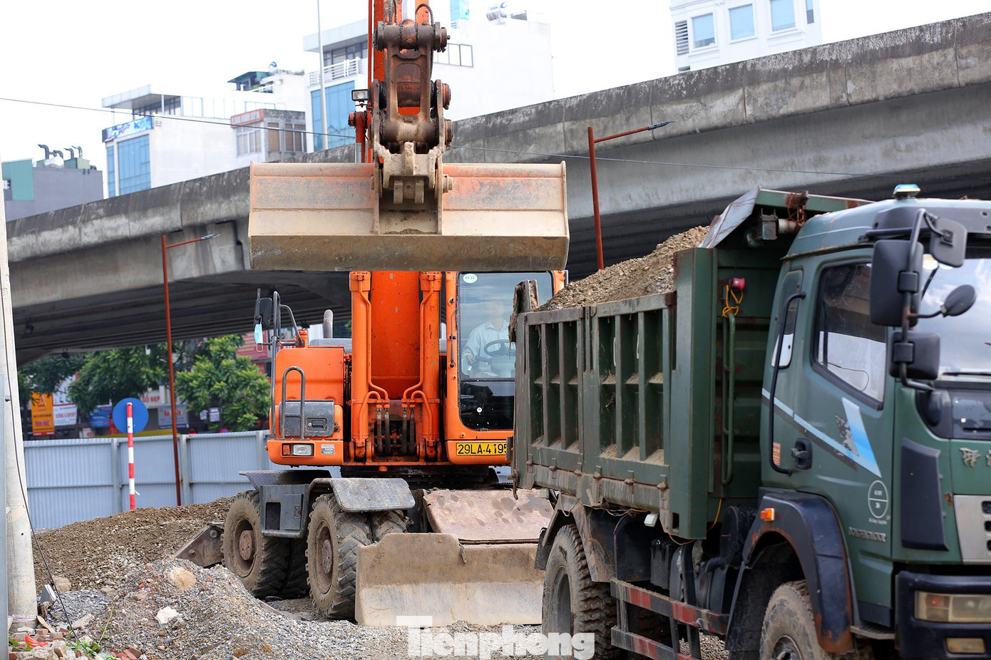 Phần cống ngầm trên đường Lê Văn Lương hướng về phía đường Tố Hữu đã được thi công xong và đang trong giai đoạn hoàn thiện mặt đường. Phần cống ngầm trên đường Lê Văn Lương hướng về phía đường Tố Hữu đã được thi công xong và đang trong giai đoạn hoàn thiện mặt đường.