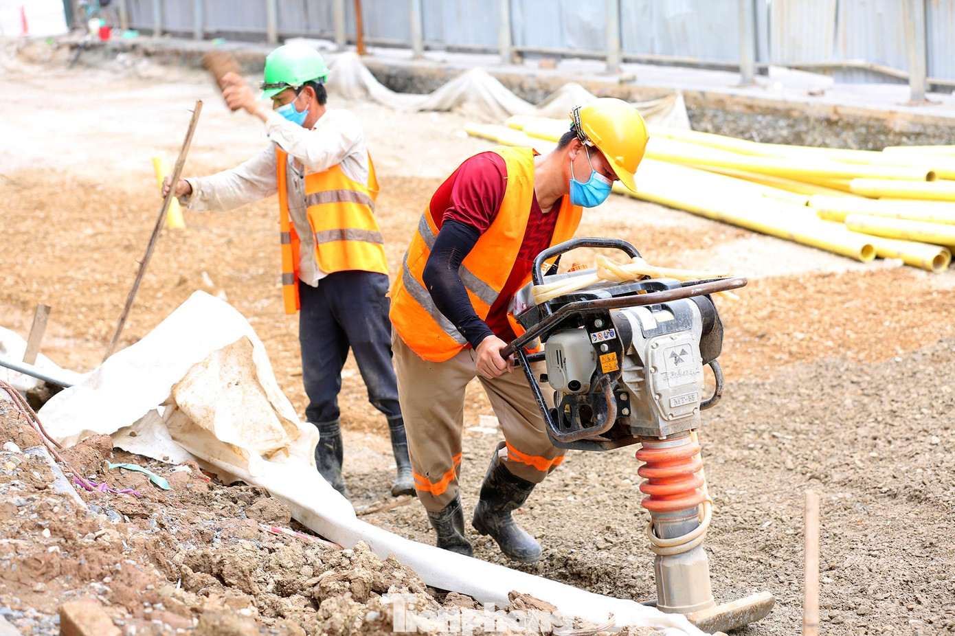 Trao đổi với Tiền Phong, đại diện nhà thầu FECON thi công dự án hầm chui Lê Văn Lương cho biết: "Dự án hầm chui Lê Văn Lương là dự án trọng điểm giao thông nhằm giảm ùn tắc giao thông tại ngã tư Lê Văn Lương - Khuất Duy Tiến "điểm nóng" ùn tắc giao thông... Trao đổi với Tiền Phong, đại diện nhà thầu FECON thi công dự án hầm chui Lê Văn Lương cho biết: "Dự án hầm chui Lê Văn Lương là dự án trọng điểm giao thông nhằm giảm ùn tắc giao thông tại ngã tư Lê Văn Lương - Khuất Duy Tiến "điểm nóng" ùn tắc giao thông...