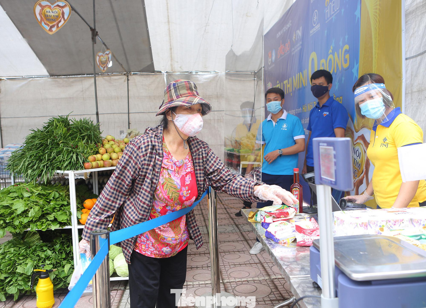 Trong tuần đầu tháng 8/2021 dự kiến sẽ thí điểm thêm 3 điểm siêu thị, sau đó nhân rộng hàng loạt hơn 20 điểm trên khắp địa bàn TP với hàng chục nghìn “Phiếu quà tặng” phát ra, đại diện ban tổ chức cho biết.