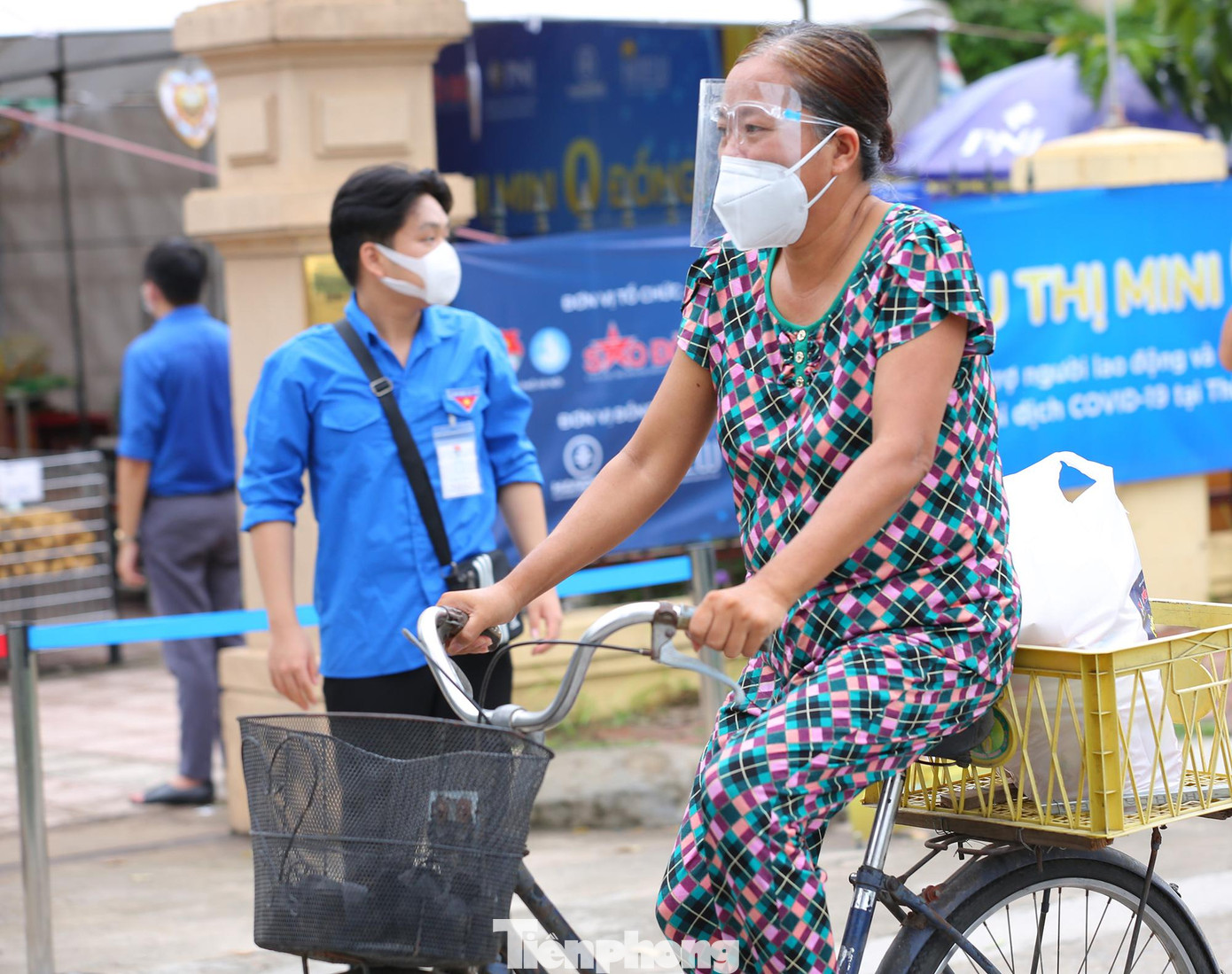 Cô Nguyễn Thị Ngà nhà ở tổ 5 phường Đức Thắng chia sẻ: &quot;Thực phẩm mua ngày hôm nay sẽ giúp gia đình sinh hoạt được trong nhiều ngày tiếp theo&quot;. “Siêu thị mini 0 đồng - Hà Nội trái tim hồng” đáp ứng đầy đủ yêu cầu tổ chức 5K nghiêm ngặt trong thời gian giãn cách. Mỗi lần vào siêu thị mua sắm không quá 3 người, tất cả người dân đến đây đều được phát bao tay cũng như xịt sát khuẩn, nghiêm túc đeo khẩu trang và xếp hàng giãn cách đúng theo quy định của Bộ Y Tế về an toàn phòng chống dịch.