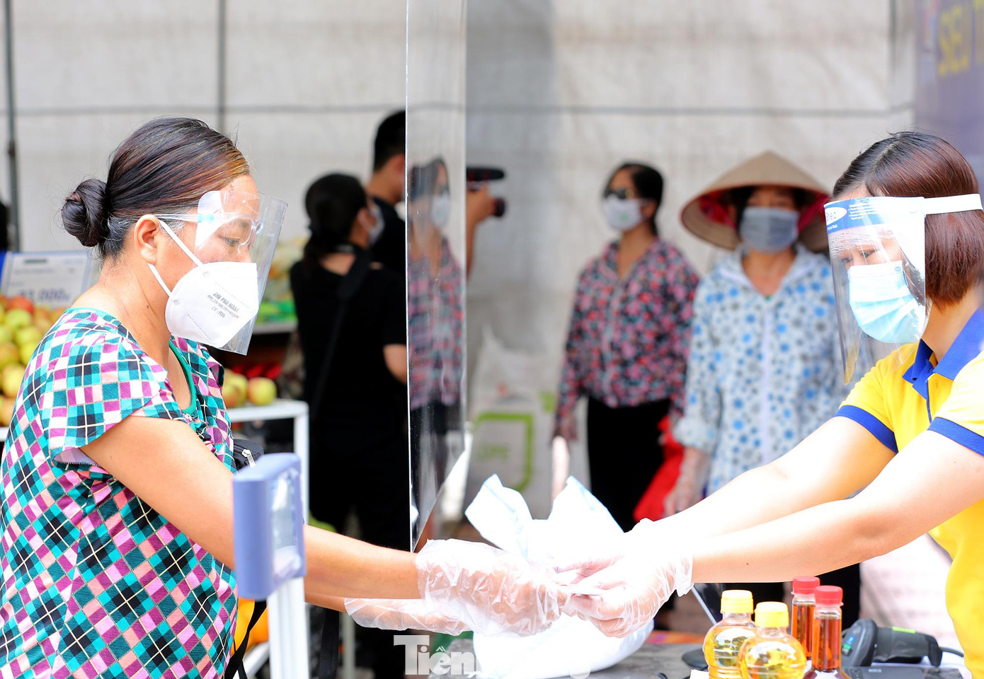 Bên cạnh “Siêu thị mini 0 đồng&apos;’ offline dành cho các đối tượng lao động khó khăn ngay tại địa bàn sinh sống, BTC sẽ còn triển khai thêm mô hình “Siêu thị mini 0 đồng’’ online (đặt hàng tại website - nhận hàng tận nơi) thuận tiện hơn các cho các bạn sinh viên nghèo.