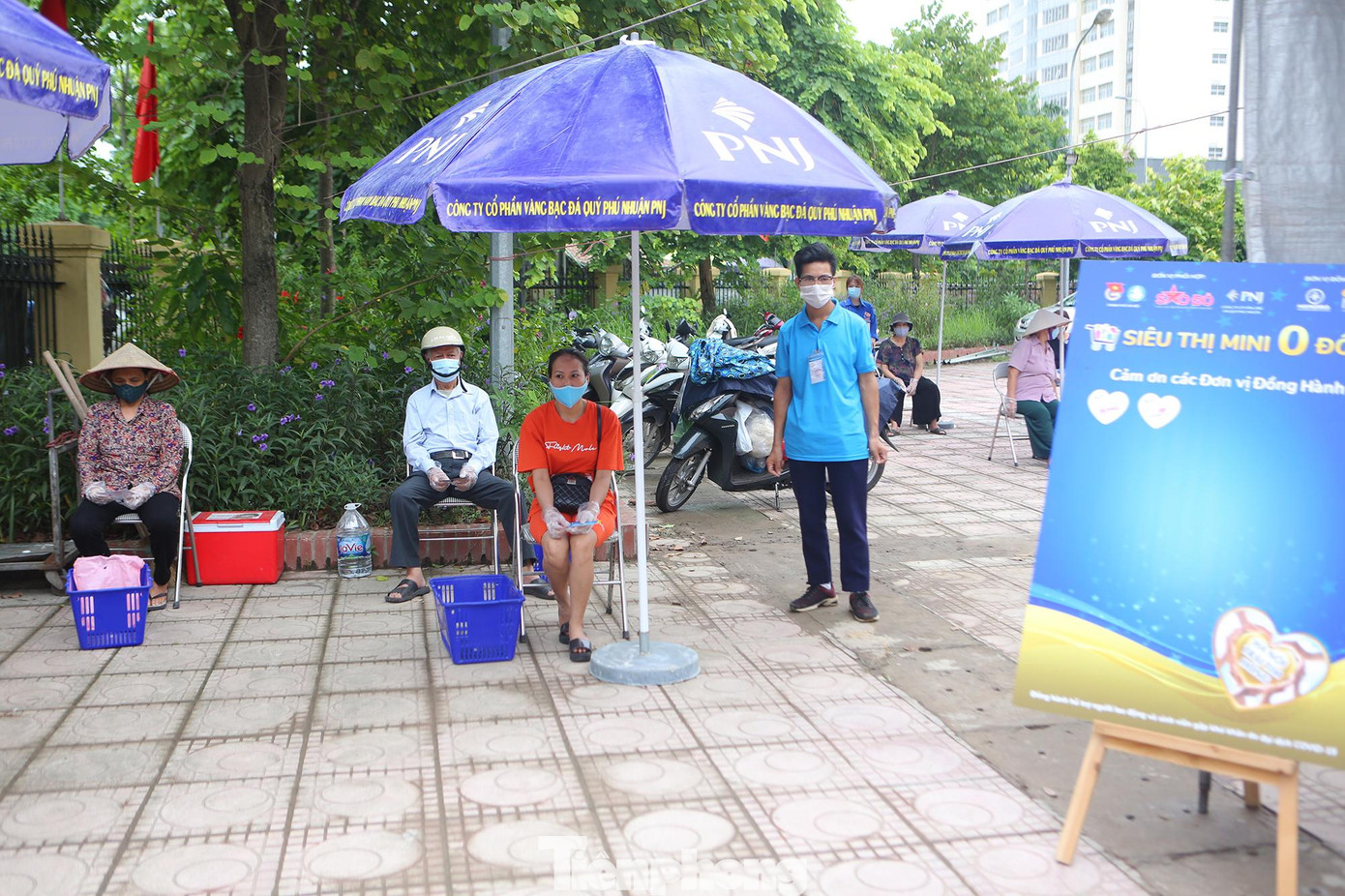 “Siêu thị mini 0 đồng - Hà Nội trái tim hồng” đáp ứng đầy đủ yêu cầu tổ chức 5K nghiêm ngặt trong thời gian giãn cách. Mỗi lần vào siêu thị mua sắm không quá 3 người, tất cả người dân đến đây đều được phát bao tay cũng như xịt sát khuẩn, nghiêm túc đeo khẩu trang và xếp hàng giãn cách đúng theo quy định của Bộ Y Tế về an toàn phòng chống dịch.