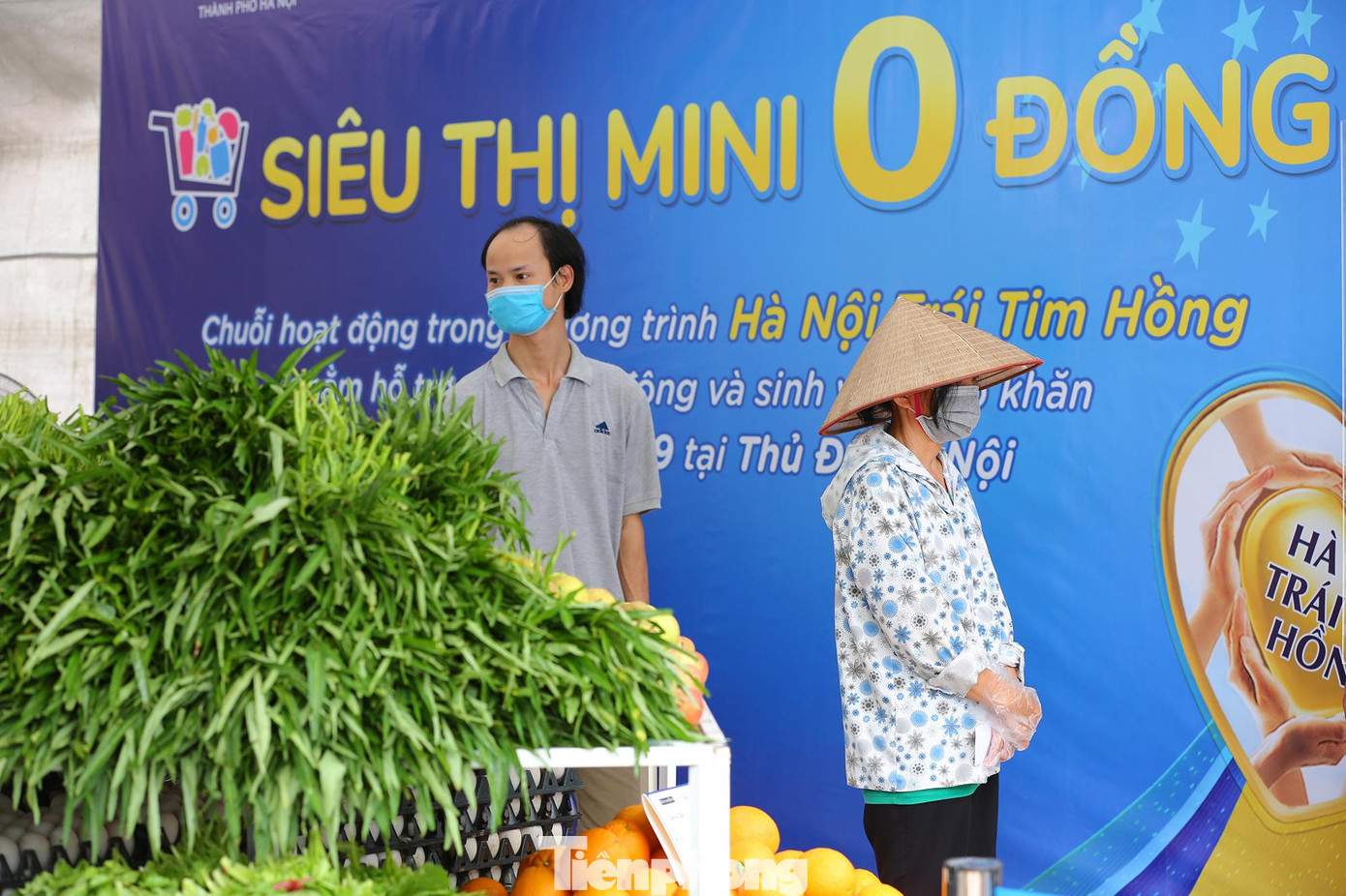 Siêu thị mini 0 đồng được xem là giải pháp thiết thực tiếp sức người nghèo, sinh viên có hoàn cảnh khó khăn trong thời điểm dịch bệnh diễn biến phức tạp hiện nay.