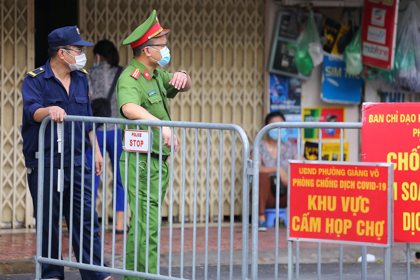 Tại phường Giảng Võ, lực lượng chức năng đã rào chắn hai đầu các khu chợ tự phát không được phéo hoạt động,