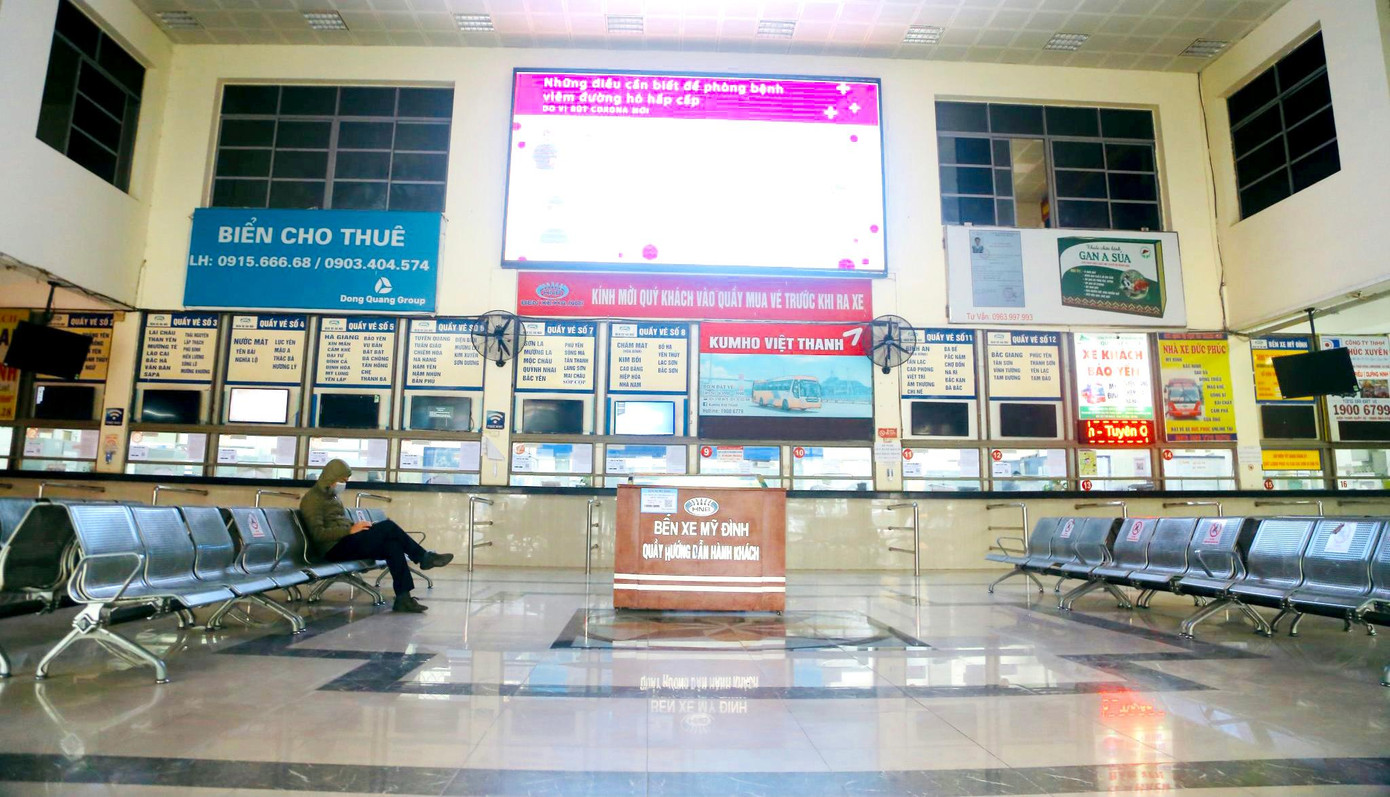 Quang cảnh vắng lặng tại bến xe Mỹ Đình.