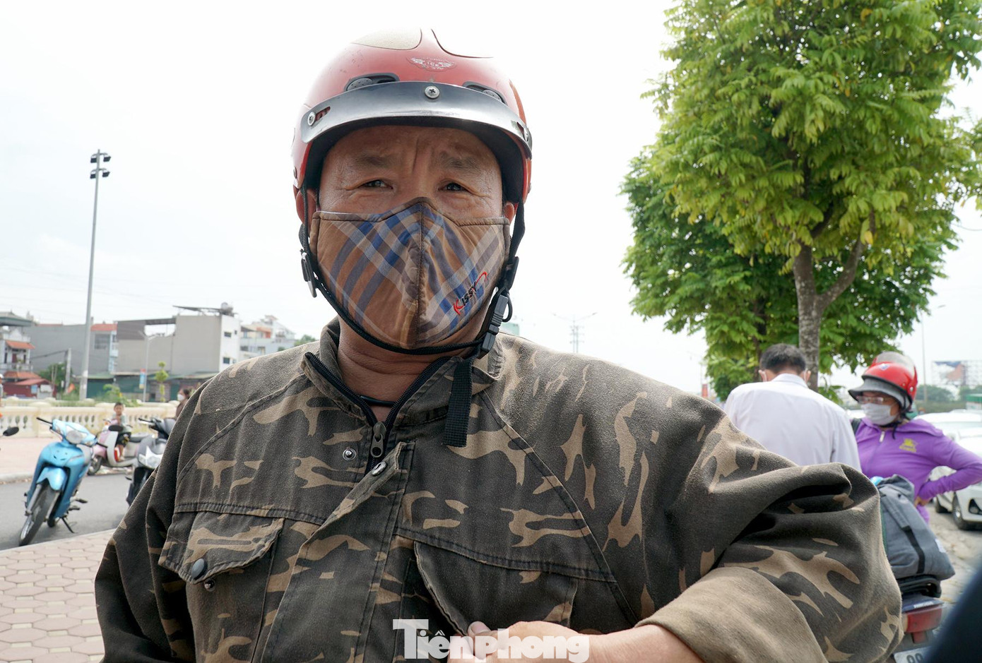 Ông Cao Thu Khang nhà ở huyện Văn Lâm (Hưng Yên) dự kiến đi lên Hà Nội để nhập hàng, tuy nhiên, do ông chỉ xuất trình được căn cước công dân mà thiếu giấy xác nhận của chính quyền địa phương và giấy xét nghiệm PCR nên phải quay về.