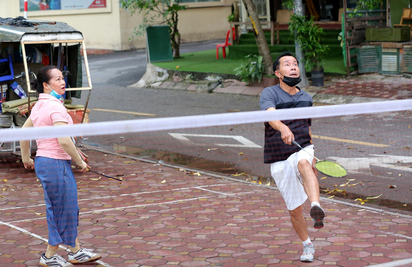 Một số khác thì đeo cho có, họ lý giải việc vận động liên tục đeo khẩu trang gây khó chịu, khó thở lượng oxy hấp thụ vào sẽ khó khăn hơn.