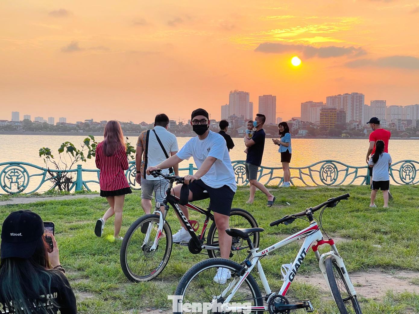 Chiều 9/5, theo ghi nhận của phóng viên, có hàng trăm người tới bãi đất trống cạnh Phủ Tây Hồ này.